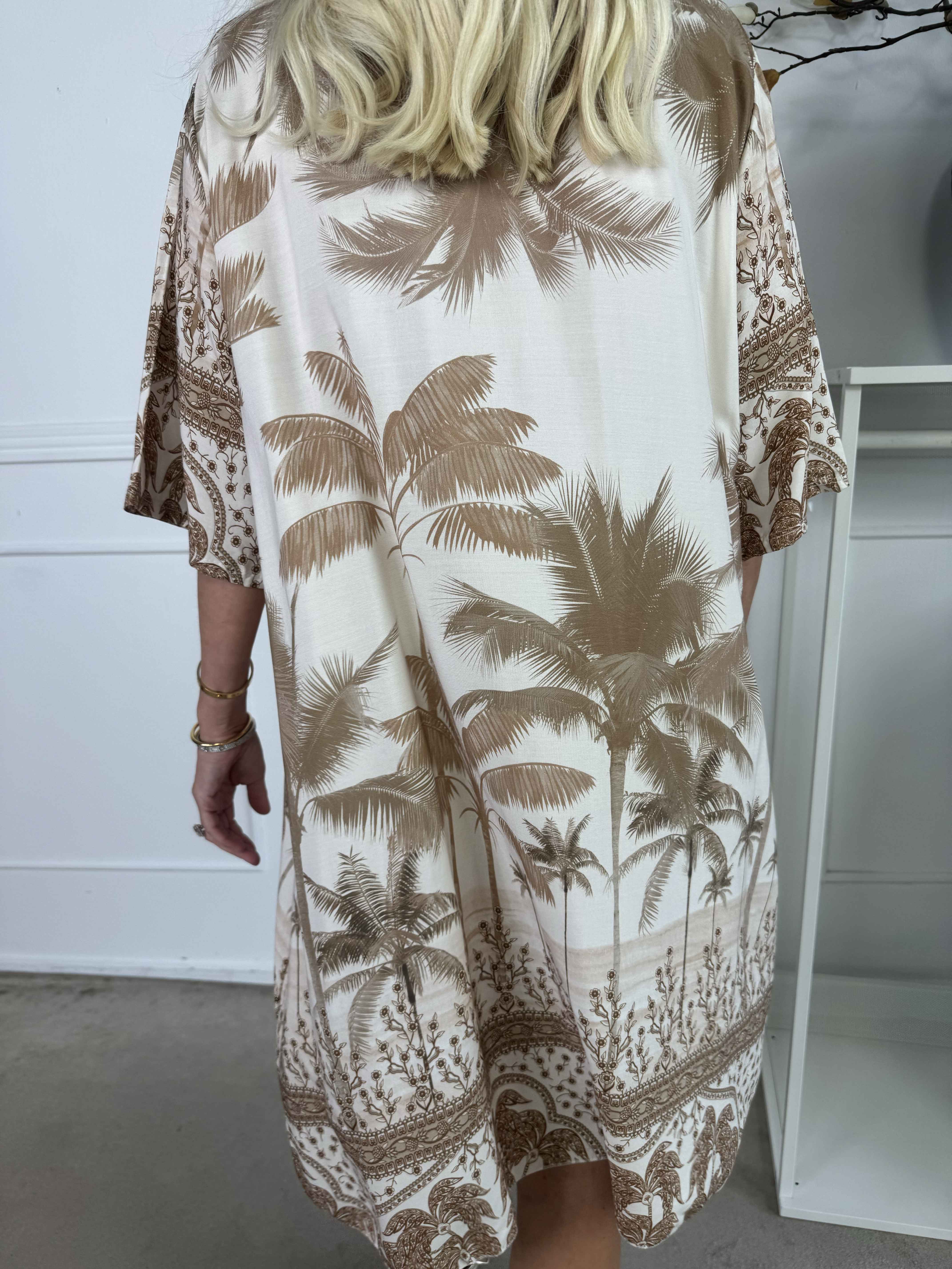 Julia - Sommarklänning med palmer och mönster